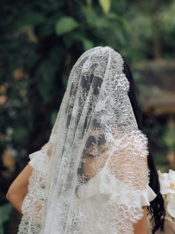 The Amalfi full lace veil with scalloped edge